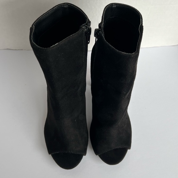 Wild Diva, Embroidered Floral Rose, Chunky Block Black Boots. Size: 6 - Picture 12 of 15